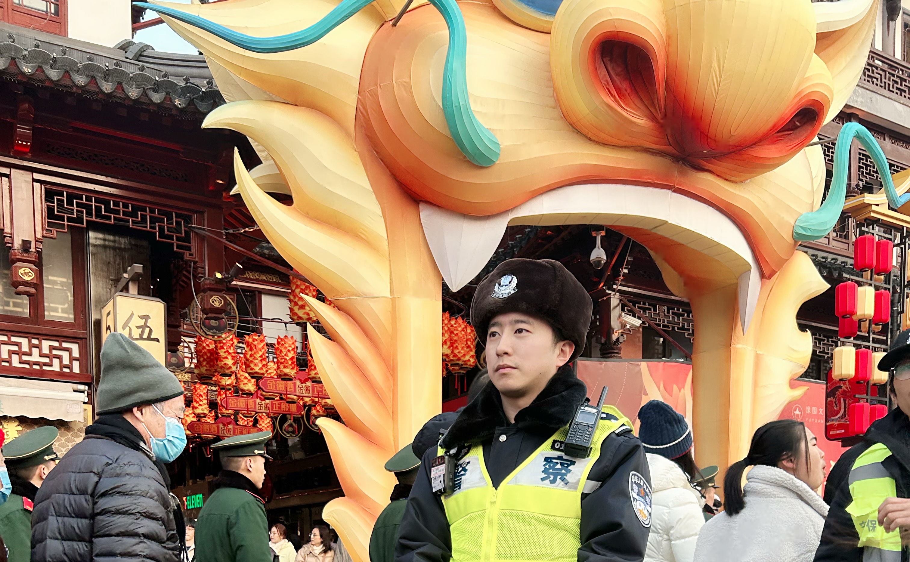胡雪岩在豫园支援大客流安保工作。受访者 供图
