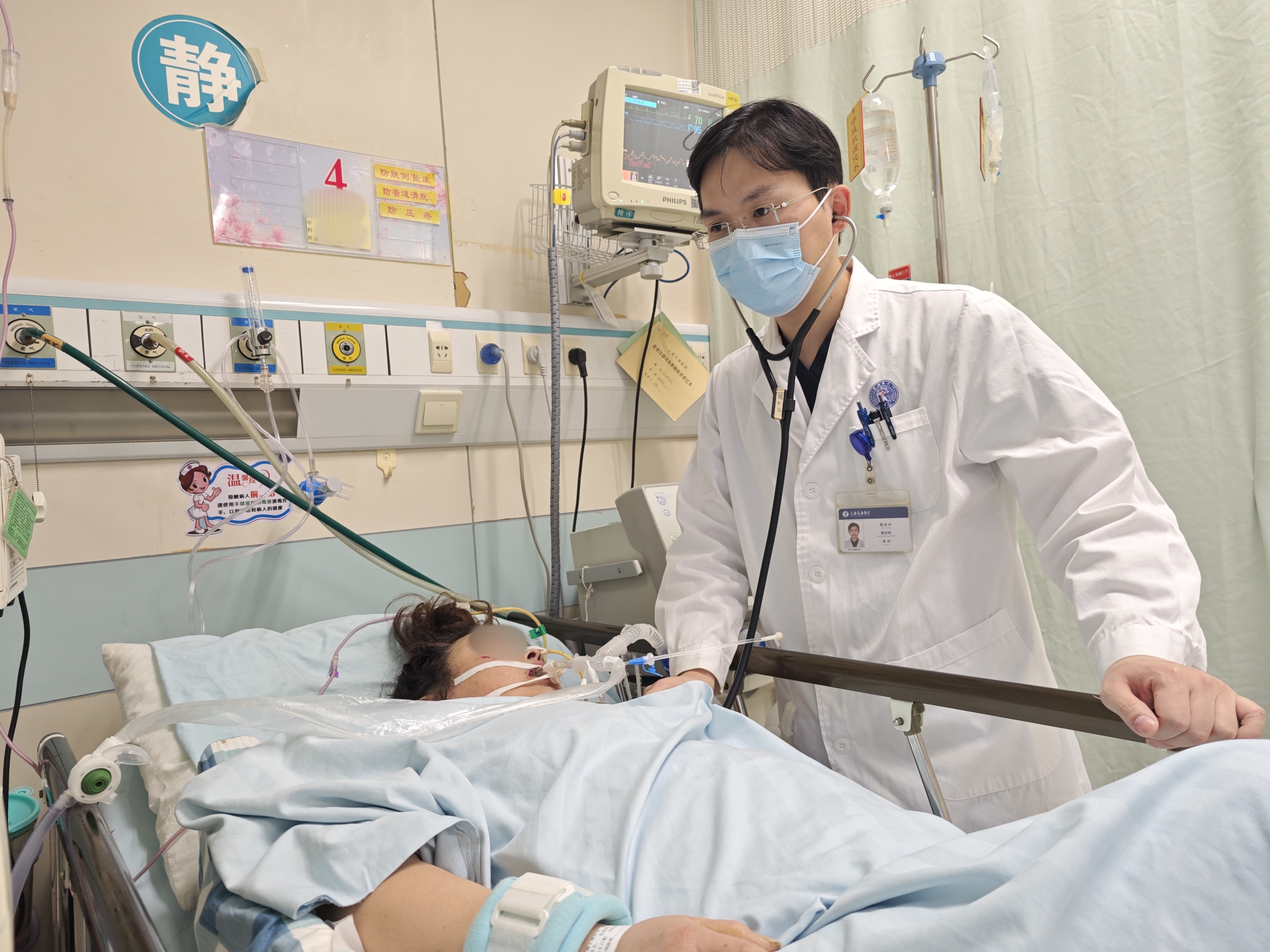 上海长海医院急诊科重症病房,梁云兴在检查病人情况。 受访者供图