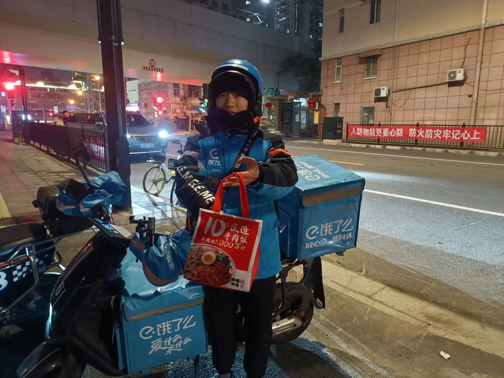 外卖员左飞春节期间留在上海送外卖。受访者供图