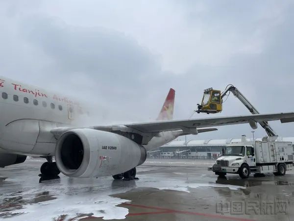 2月5日，武汉天河机场进行飞行器除冰（湖北机场集团供图）