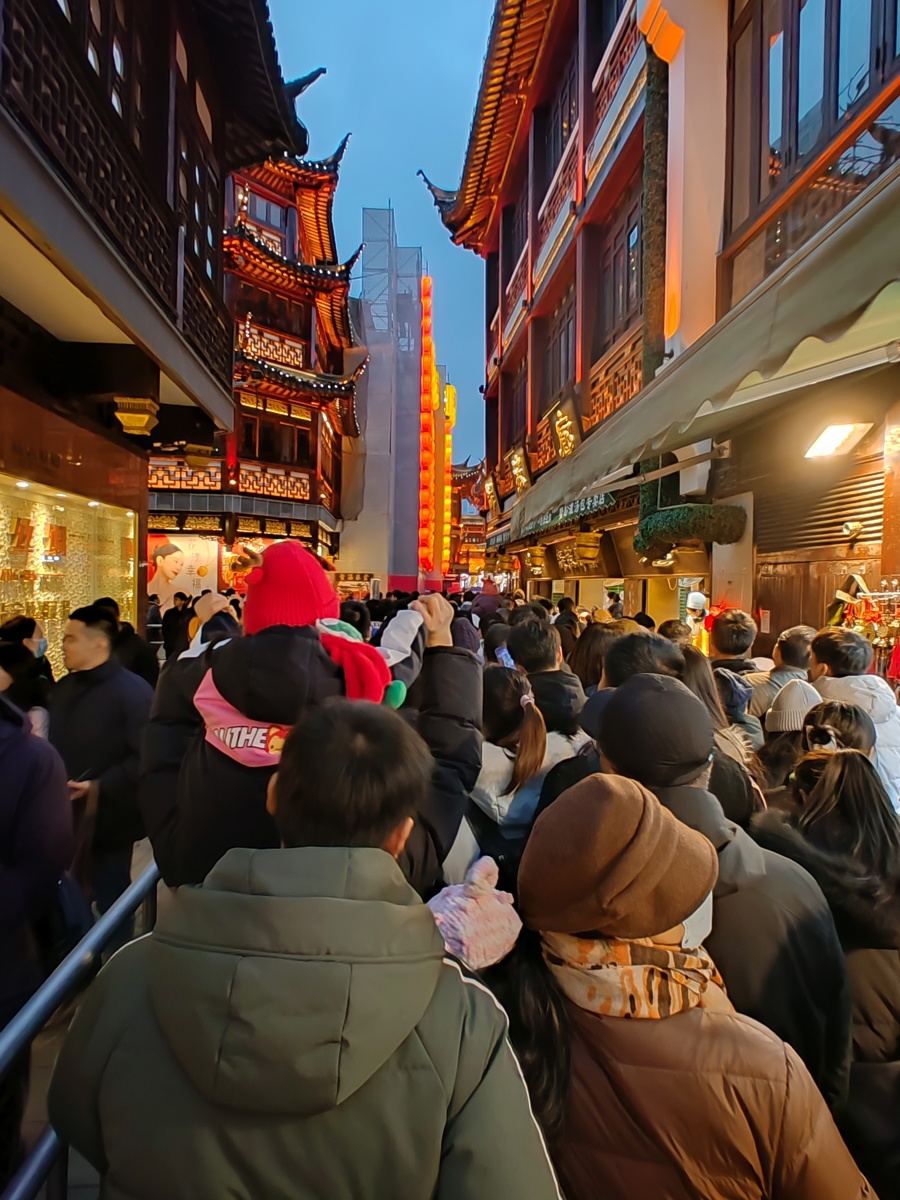 前往九曲桥观灯的人群排起长队。 李宝花 摄