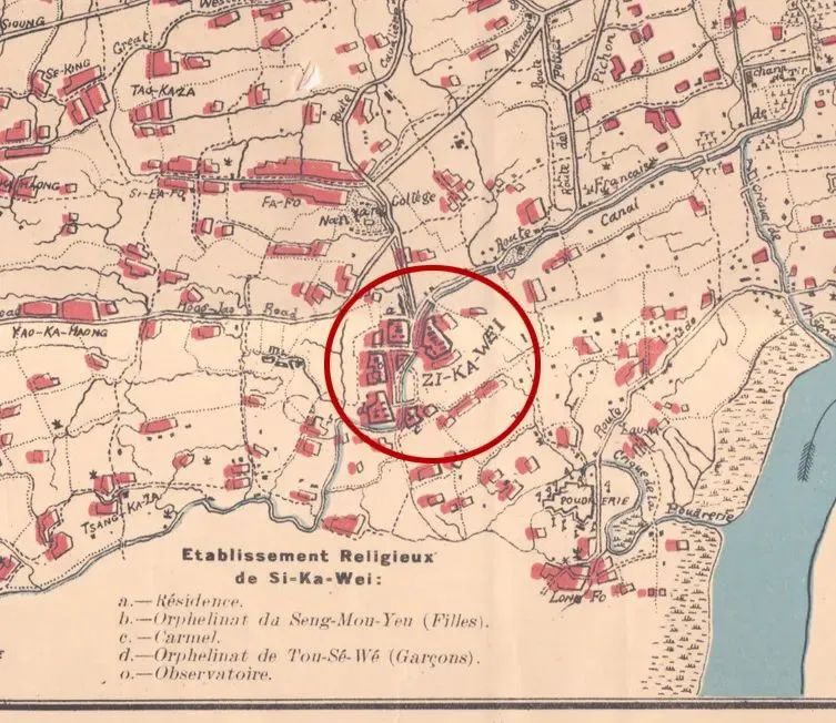 1902年绘制的法语上海地图，图中红色区域为居民聚落。“徐家汇”的法文拼写方法其实是借鉴了沪语的发音：Si-Ka-Wei。英语的拼写也是类似：Siccawei 或 Sicawei