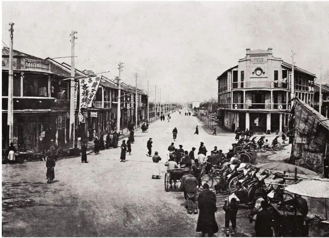1925 年的徐家汇，中间的大路为今衡山路，右侧的房屋位置今为第六百货，左侧的街面房约为太平洋百货