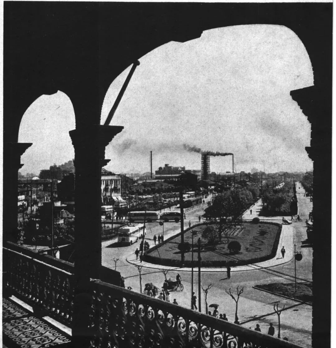 视角独特的老照片。1960年，从徐汇中学老楼（已拆除）东望肇嘉浜路，可见市第六百货商店老楼