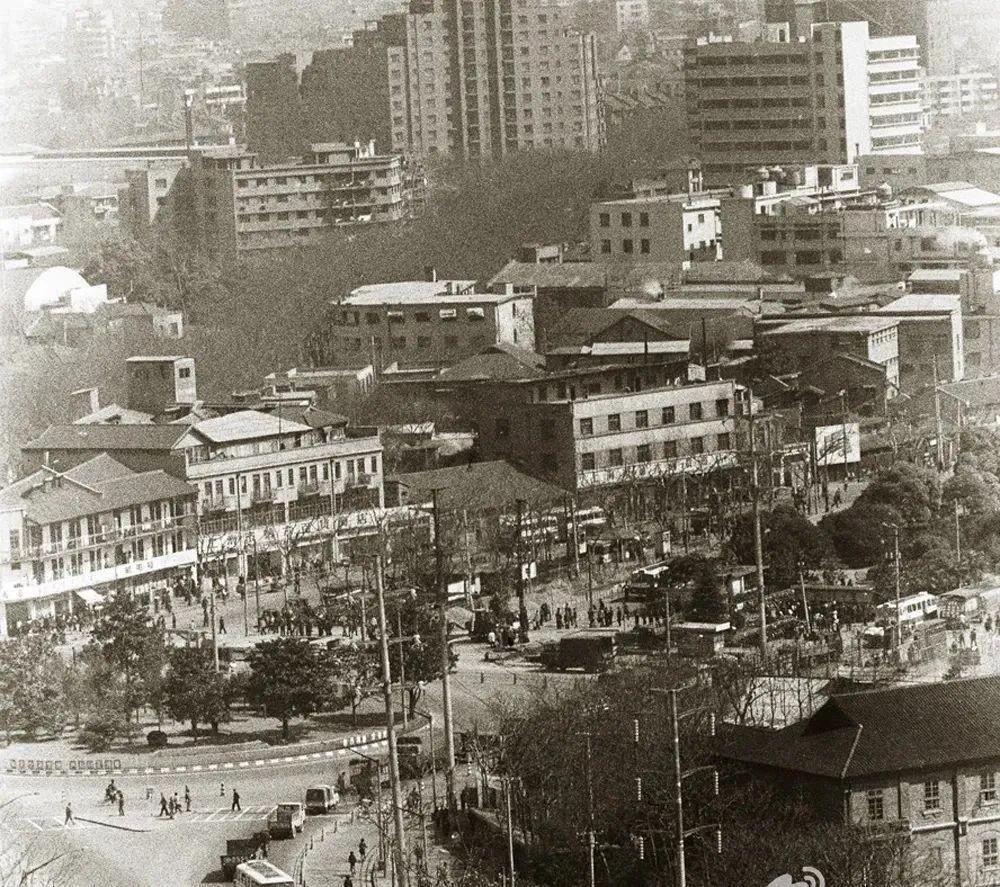20世纪80年代，徐家汇北望视角。图中可见市第六百货商店老楼（陆杰  摄）