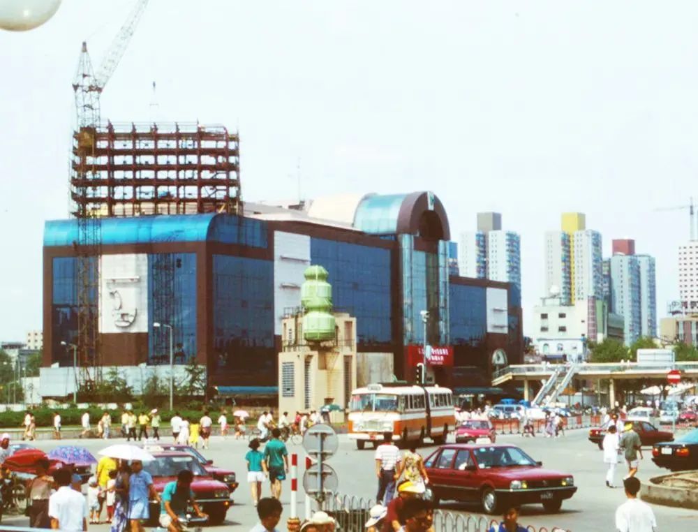 1995年，完成改造重建后的上海六百大楼（陆杰   摄）