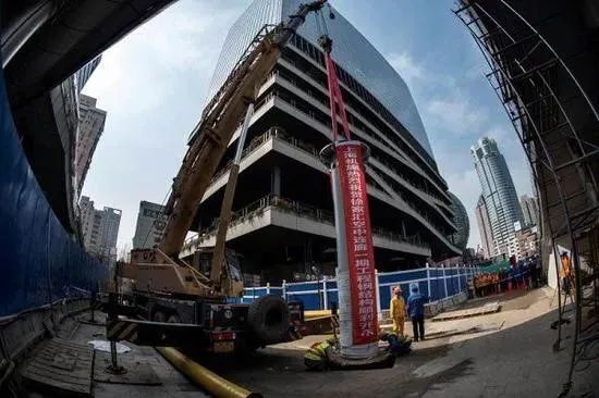 徐家汇空中连廊一期工程上部钢结构开吊 <BR/>图片来源：上海建工机施集团