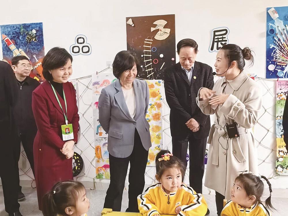 调研组在广西壮族自治区南宁市第四人民医院托育园调研医育结合、科学育儿、托育服务等情况。