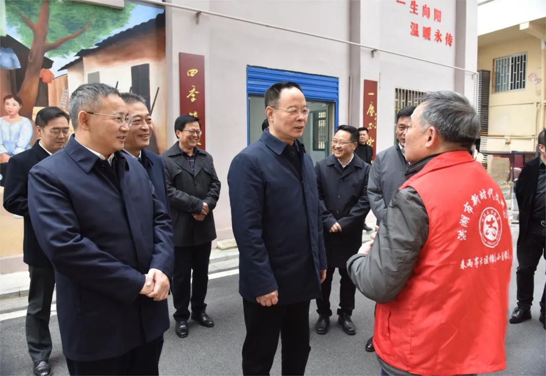 孙伟在洪湖市春雨亭社区棉花小区调研共同缔造活动开展情况。