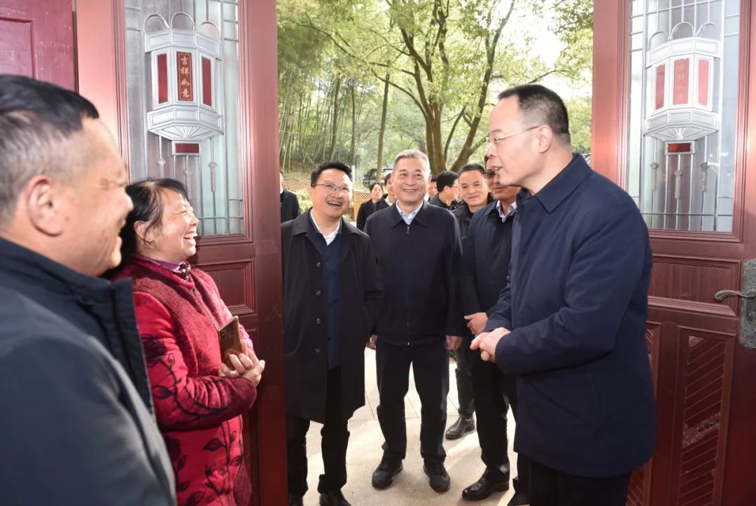 孙伟在石首市桃源小镇察看文旅融合发展情况。