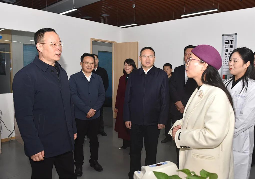 孙伟在监利市章红莉委员工作室走访看望政协委员。