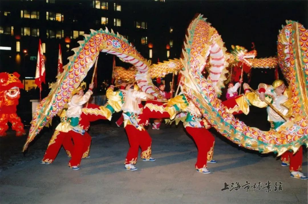 2008年初,沪上舞龙表演(上海市档案馆藏)