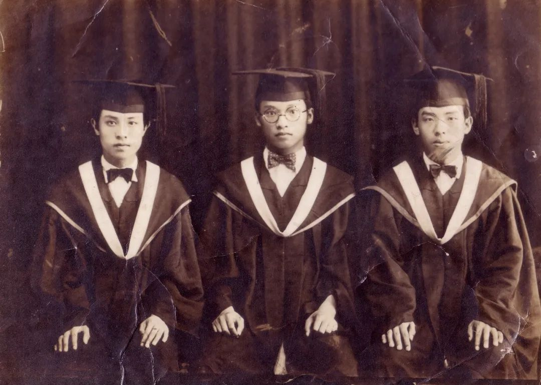 1930年夏，谭其骧（中）暨南大学毕业。