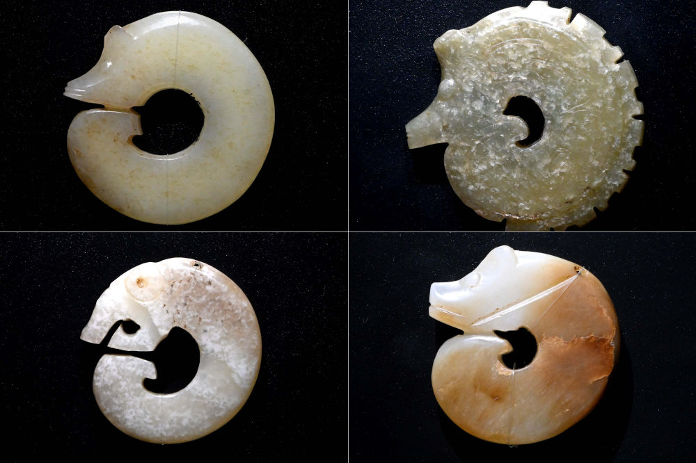 这是河南安阳殷墟博物馆新馆内展出的龙形玉玦(拼版照片,2024年1月9日摄)。新华社记者 李安 摄