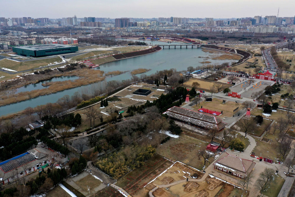这是隔河相望的河南安阳殷墟宫殿宗庙遗址(右)与殷墟博物馆新馆(无人机照片,2024年2月23日摄)。新华社记者 李安 摄