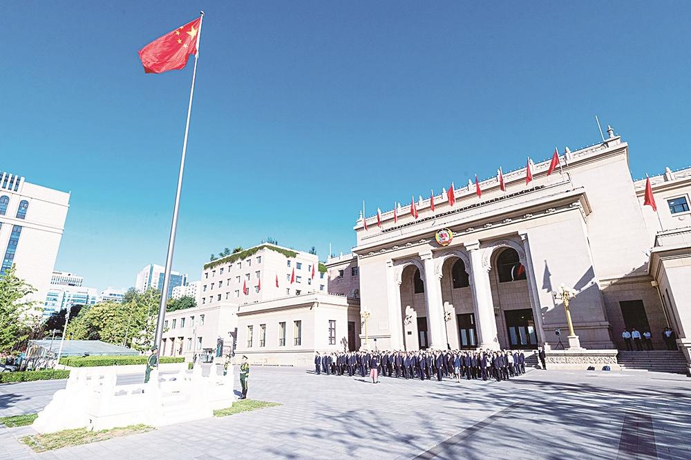 2023年9月28日,全国政协机关在全国政协礼堂(中共八大会址)前举行升国旗仪式,庆祝中华人民共和国成立74周年。