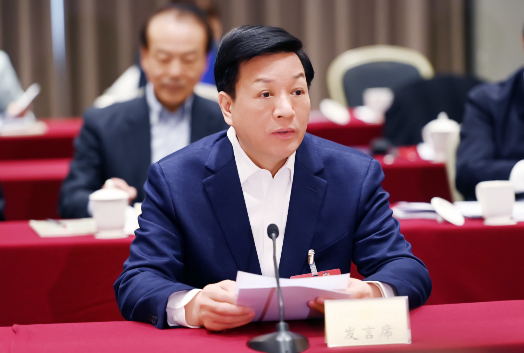 在沪全国政协委员审议常委会工作报告和提案工作情况报告,胡文容参加。图片摄影:荆天旭