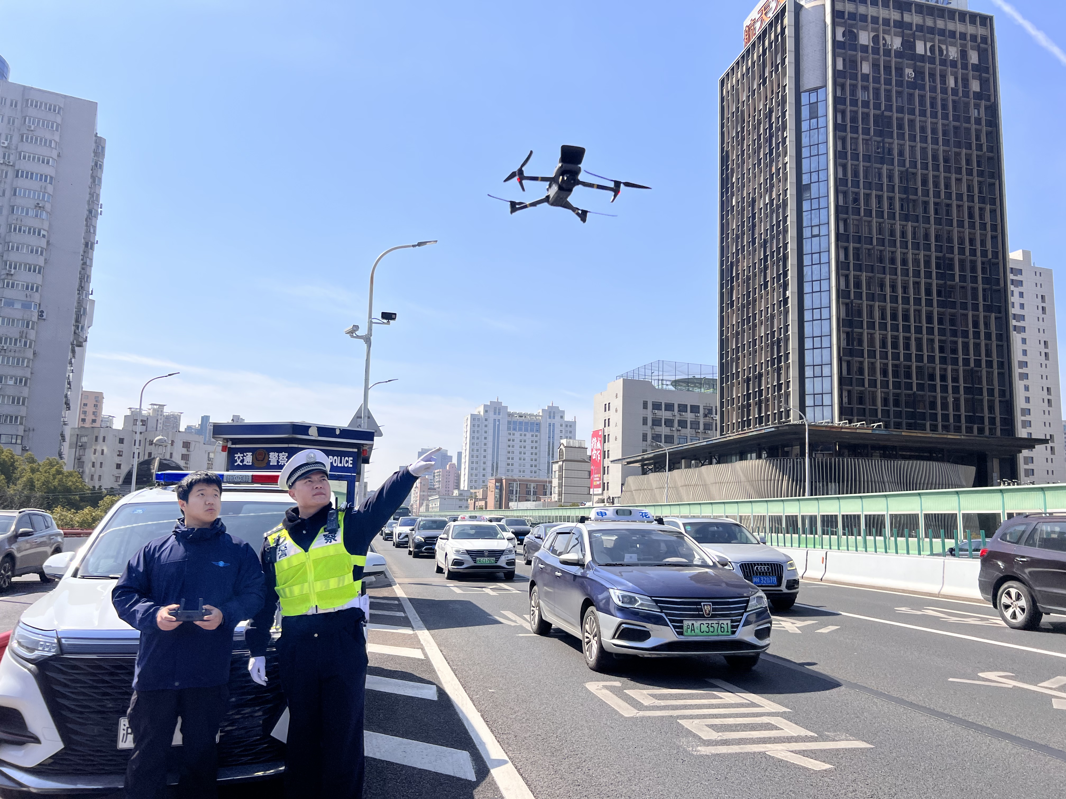 警用无人机在沪闵高架上空巡逻。澎湃新闻记者 朱奕奕 摄