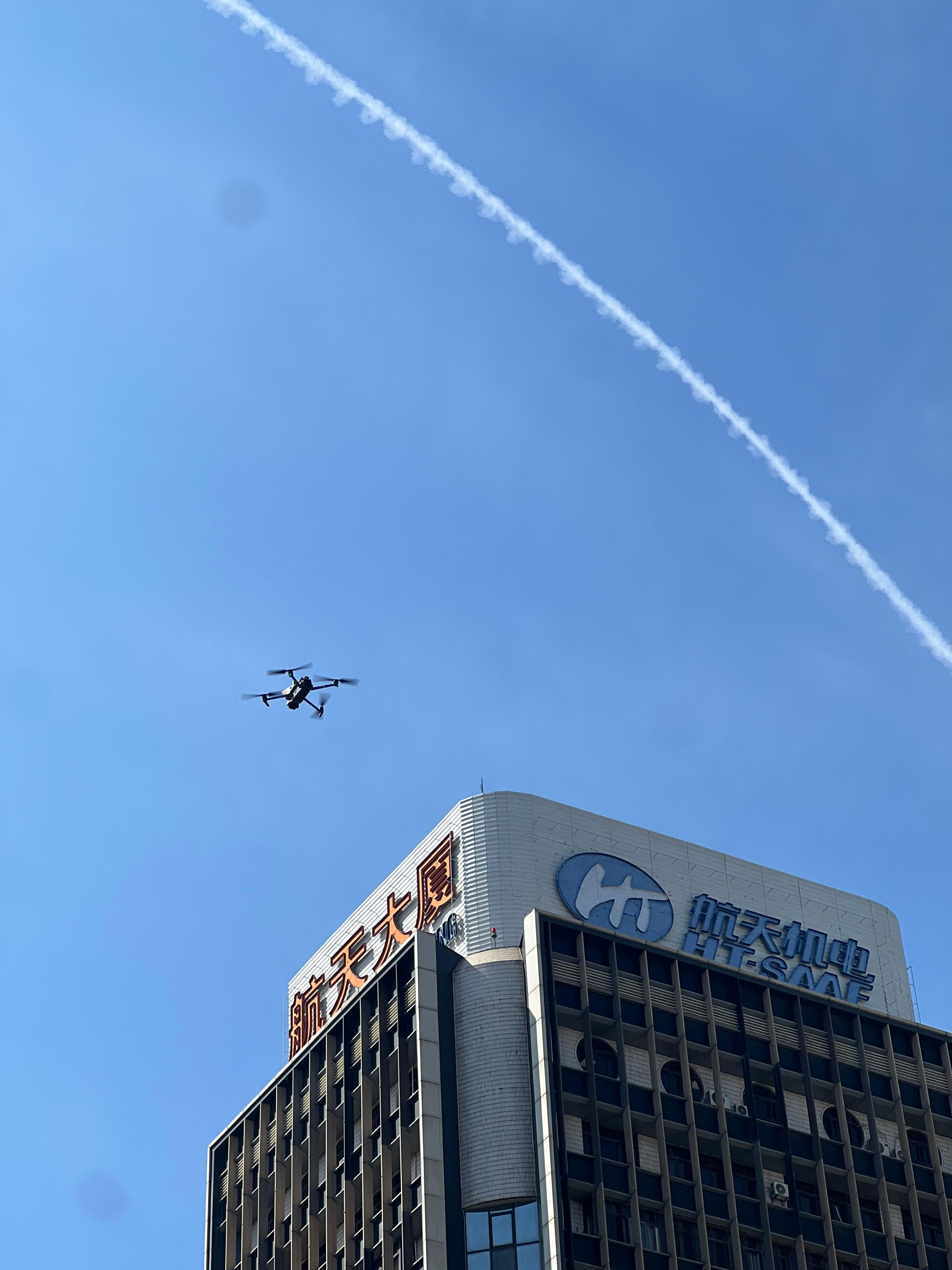 警用无人机在沪闵高架上空巡逻。澎湃新闻记者 朱奕奕 摄