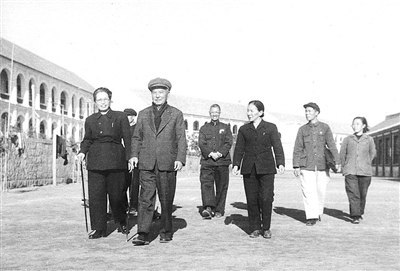 1956年12月，全国人大代表、台盟主席谢雪红（左一）与陈嘉庚先生、谢冰心女士在福建集美考察（图片来源《谢雪红画传》）。