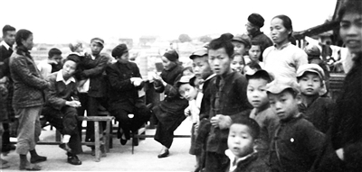 1955年底，谢雪红在福建调研，图为谢雪红与农民交谈。（图片来源《谢雪红画传》）。