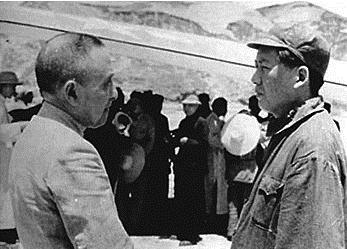 1945年，毛泽东与黄炎培在延安机场。