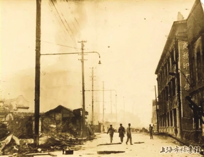 被毁的东方图书馆（画面左侧，硝烟中依稀可见）和商务印书馆