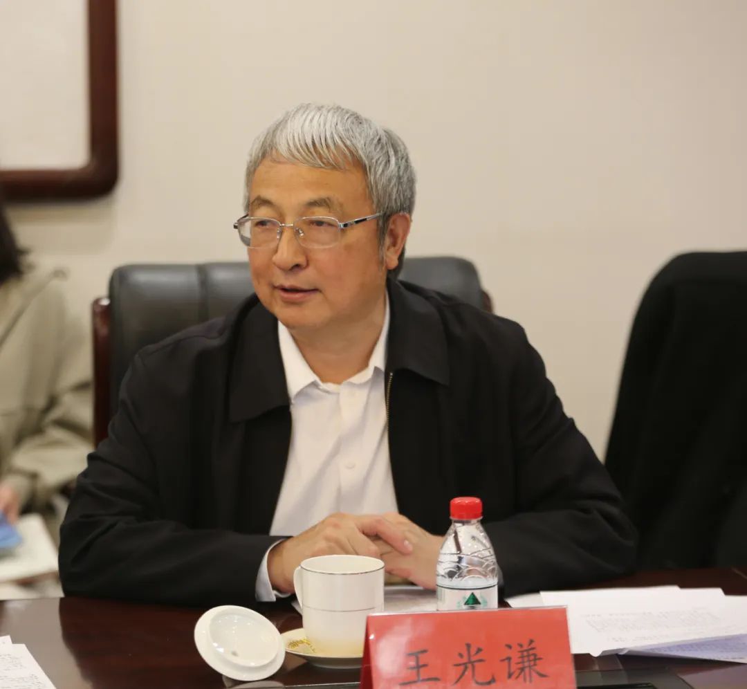 王光谦主持座谈会