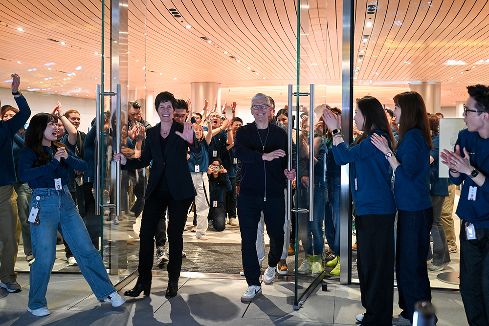 2024年3月21日晚上7时，上海，苹果上海静安店正式开业。苹果CEO库克现身静安店，和同事一起拉开新店的弧形玻璃门。澎湃新闻记者 朱伟辉 图
