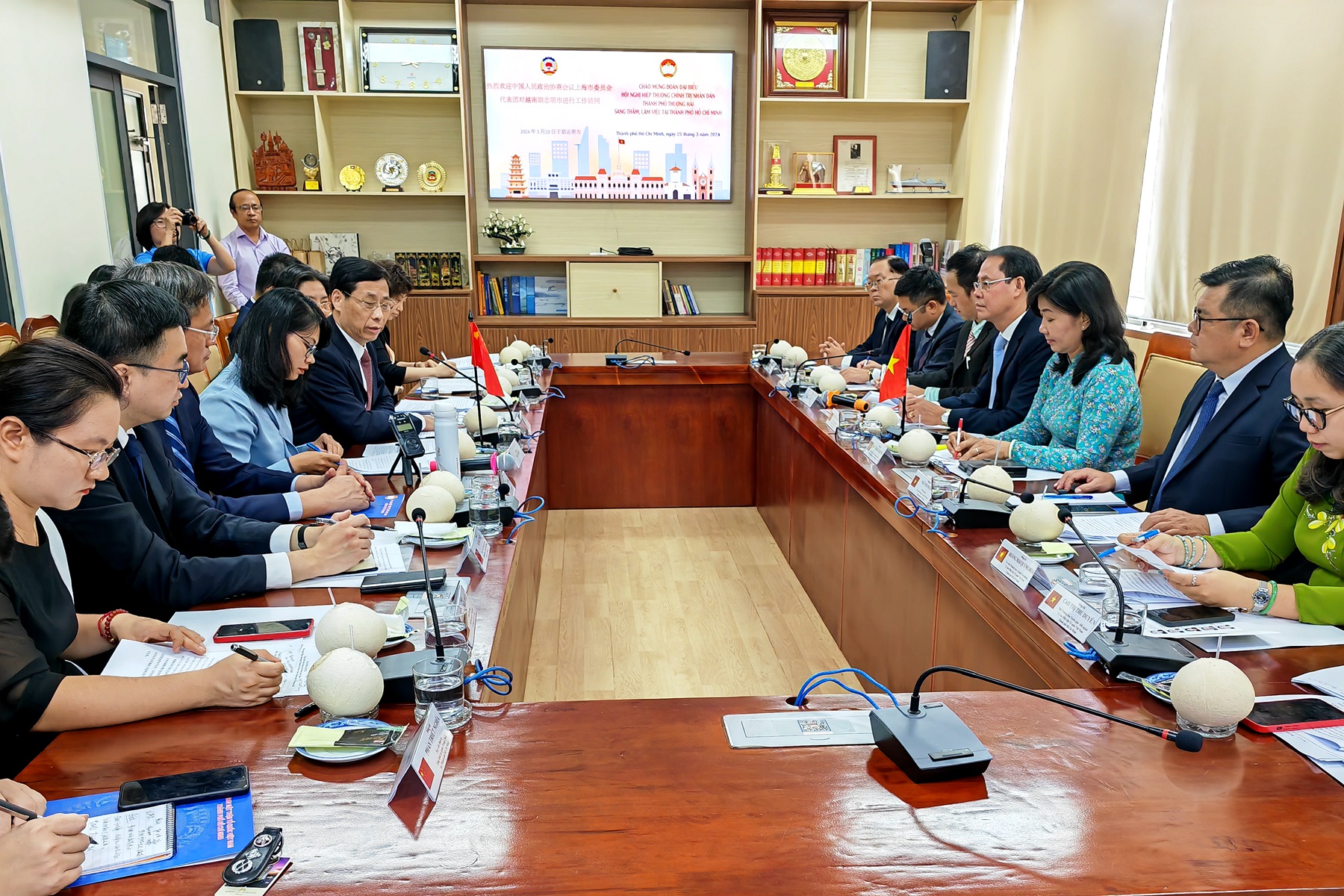 3月25日,市政协代表团与胡志明市祖国阵线举行工作会谈