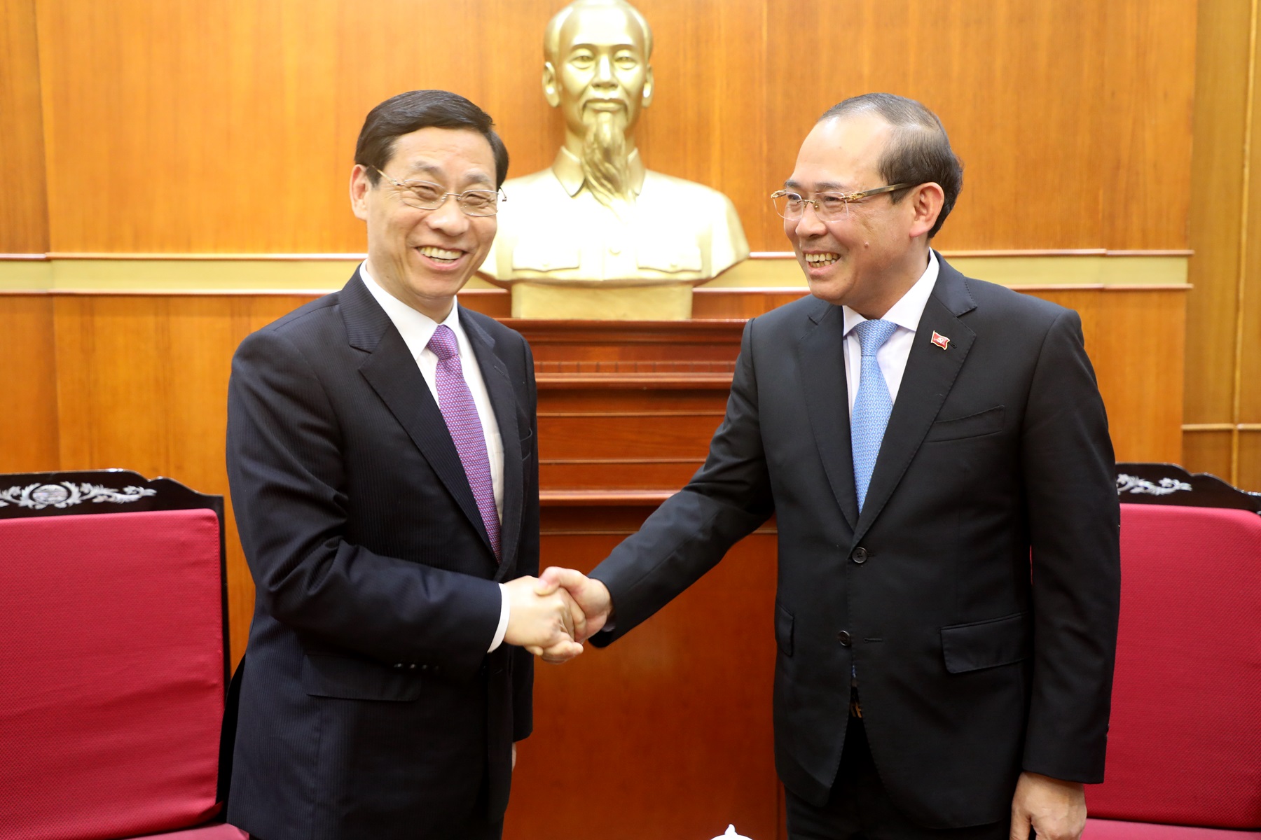 3 月26日,吴信宝副主席拜会越南祖国阵线中央委员会副主席黄功水