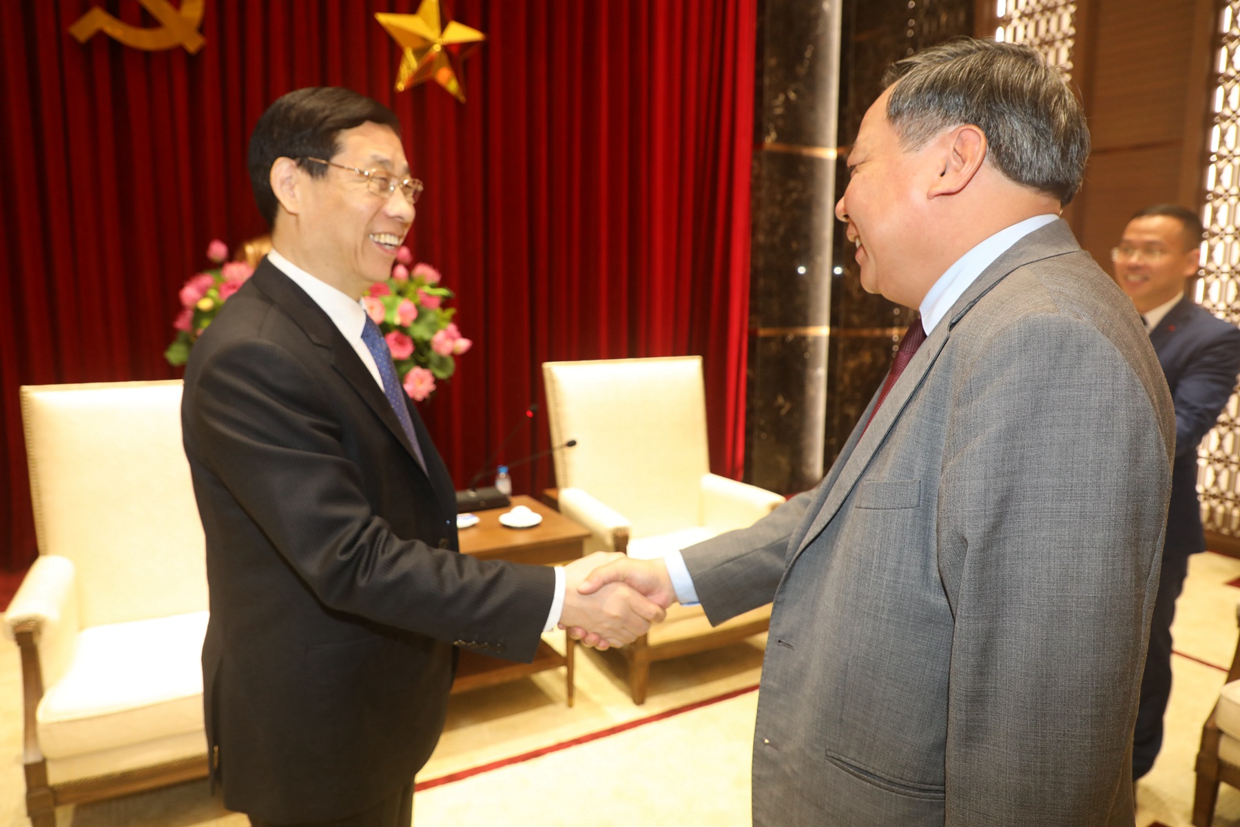 3月26日,吴信宝副主席会见越共河内市委副书记阮文峰
