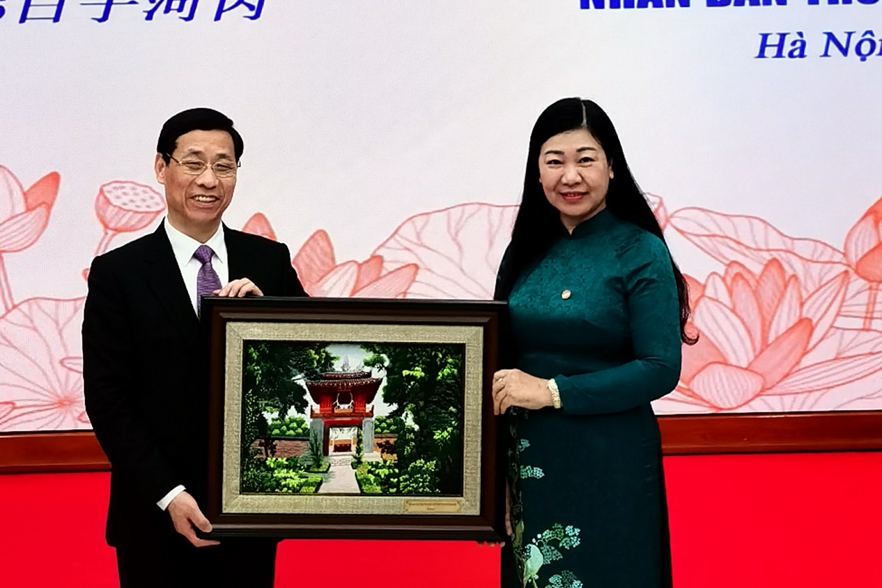 3月26日,吴信宝会见河内市祖国阵线主席阮兰香