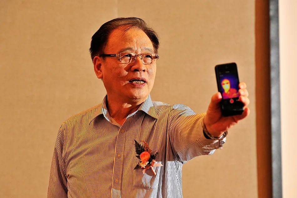 褚君浩给小学生做科普报告介绍红外探测器 受访者 供图