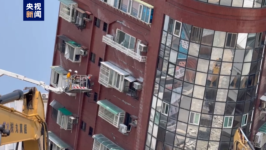 检查人员正在对天王星大楼进行检测