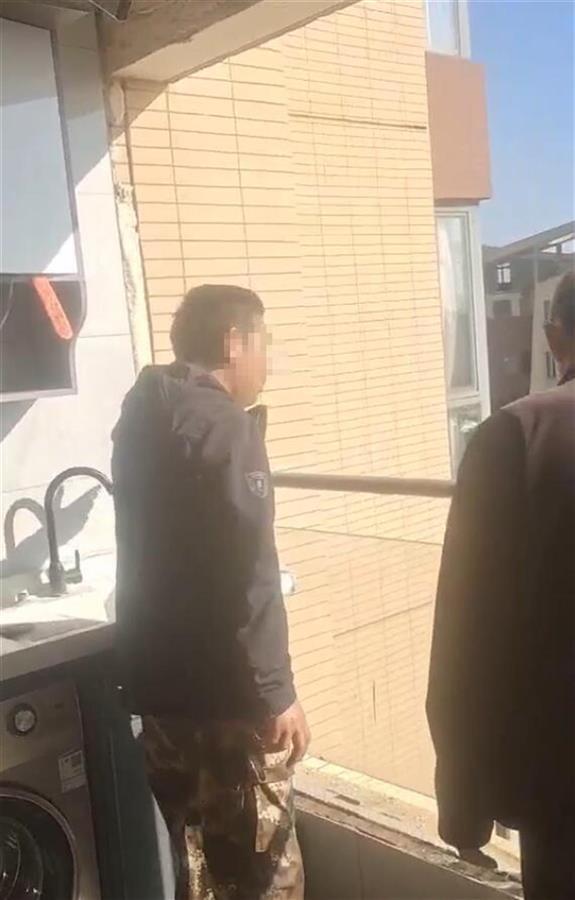 其中一户遇难者家的阳台(网络截图)