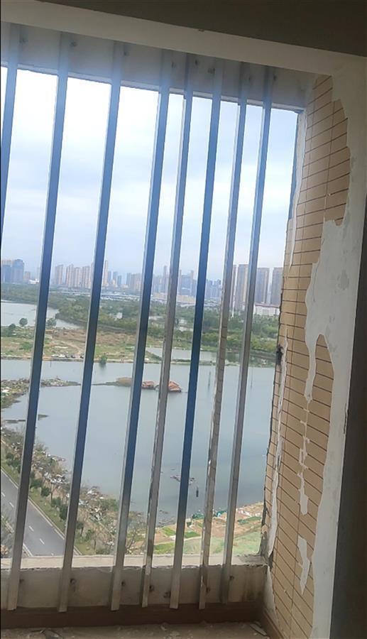 一户遇难者家的阳台(已被临时加固)