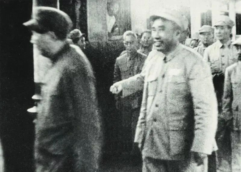 毛泽东等人在车站等待迎接宋庆龄时的场景。
