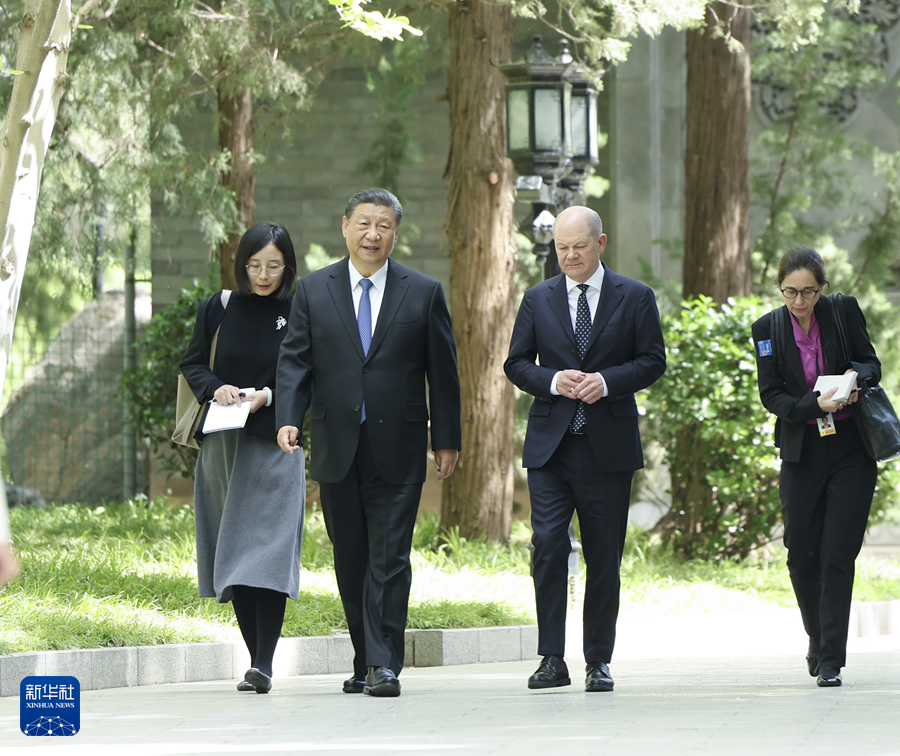 4月16日上午，国家主席习近平在北京钓鱼台国宾馆会见德国总理朔尔茨。这是习近平同朔尔茨一起散步。新华社记者 丁海涛 摄