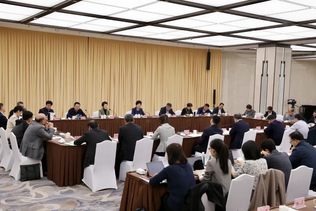 调研组同上海市政府有关部门召开座谈会