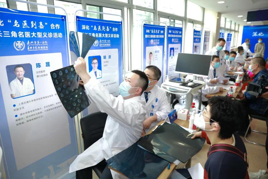 上海医疗专家在浙江嘉兴市义诊。（嘉兴市卫健委供图）