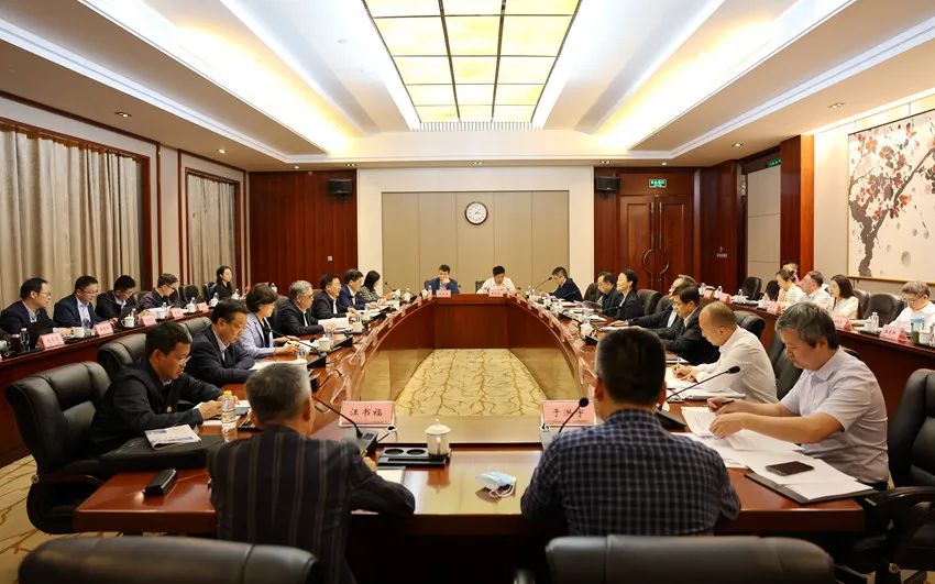 15日下午，调研组在深圳召开座谈会。