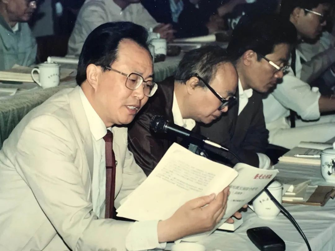 王纲怀（左一）在研讨会上发言