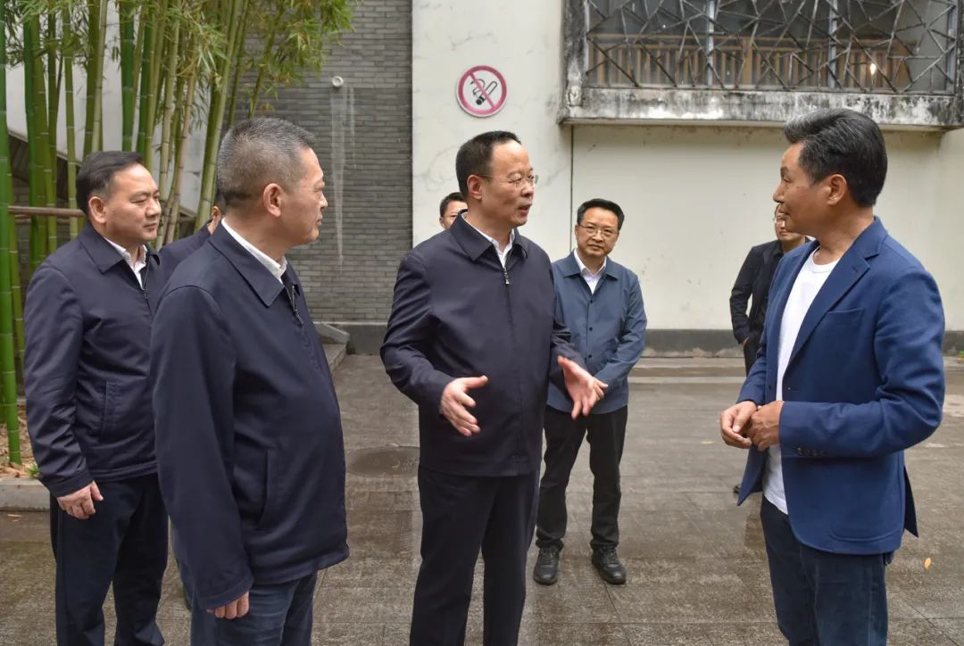 4月16日，孙伟在松滋市白云边酒业调研企业发展情况。