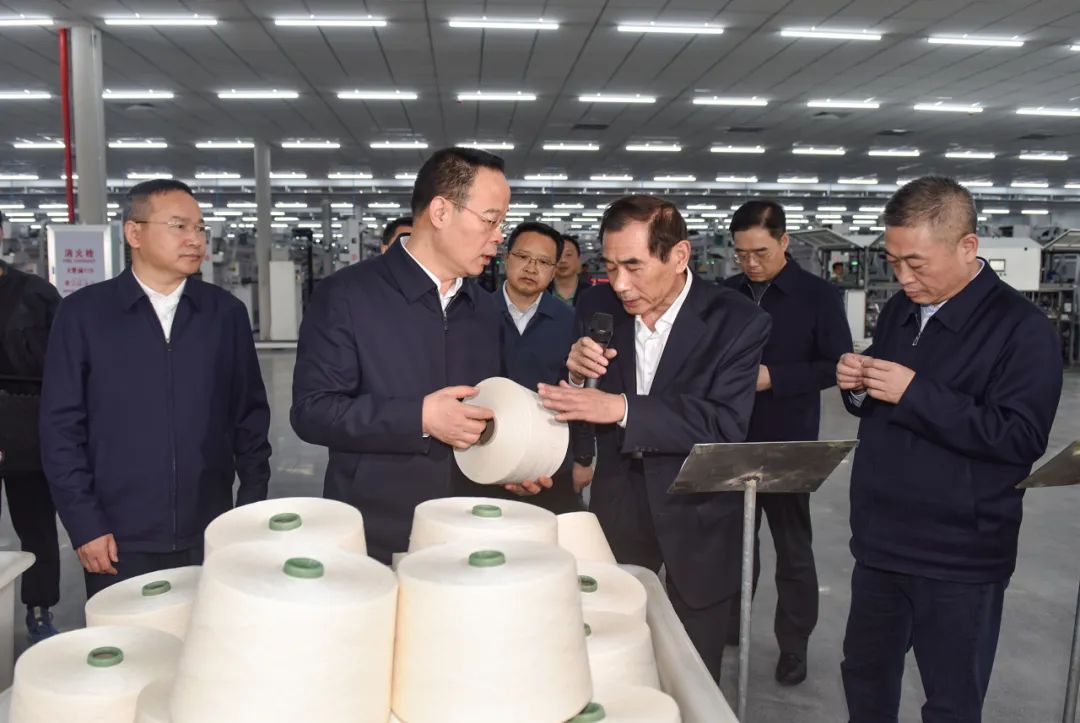 4月17日，孙伟在公安县金吉纺织有限公司调研产业发展情况。