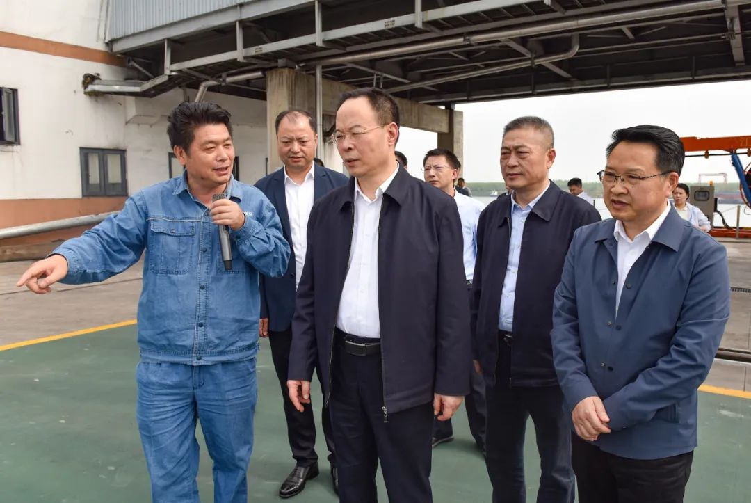 4月17日，孙伟在江陵县荆州煤炭铁水联运储配基地调研项目建设情况。