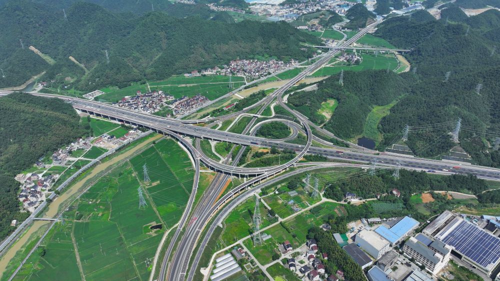 临建高速安仁枢纽（无人机照片）。（浙江交通集团供图）