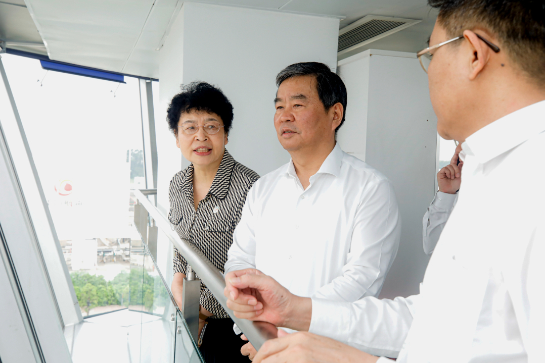 调研组在广州商务航空基地调研，并登上塔台听取相关情况汇报。