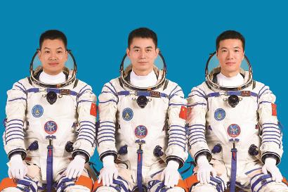 这是神舟十八号航天员叶光富（中）、李聪（右）、李广苏。