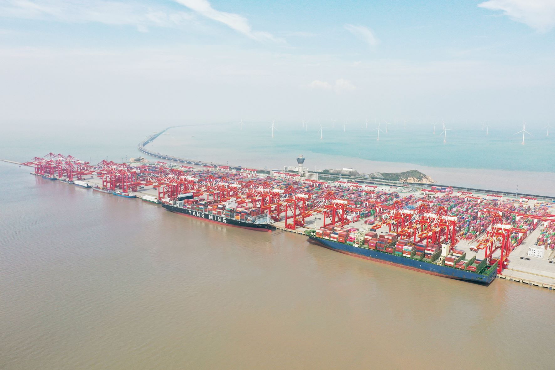 图为2022年9月23日拍摄的上海洋山港集装箱码头（无人机照片） 新华社记者 丁汀 摄